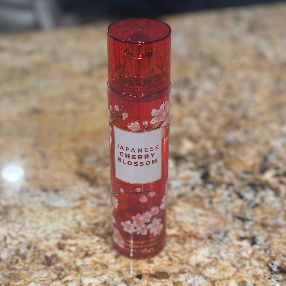 Bath & Body Works Japanese Cherry Blossom Body fragrance mist - Red